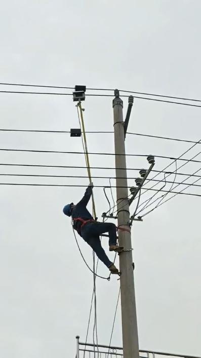 运维人员登杆安装配电线路分布式故障定位装置
